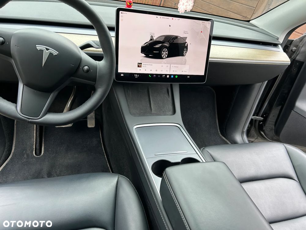 Tesla Model Y - 12