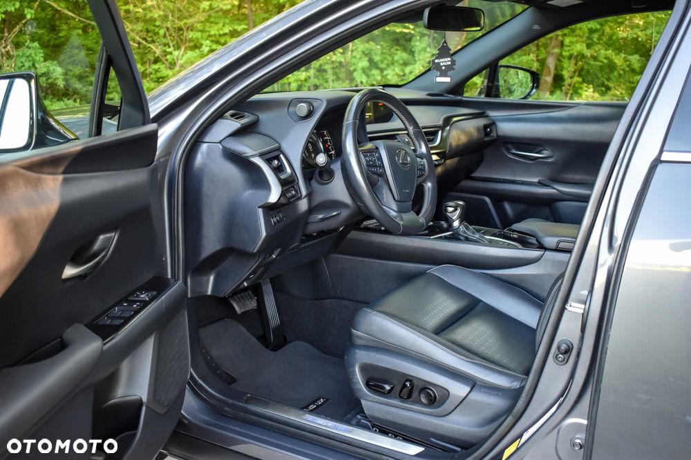 Lexus UX - 5