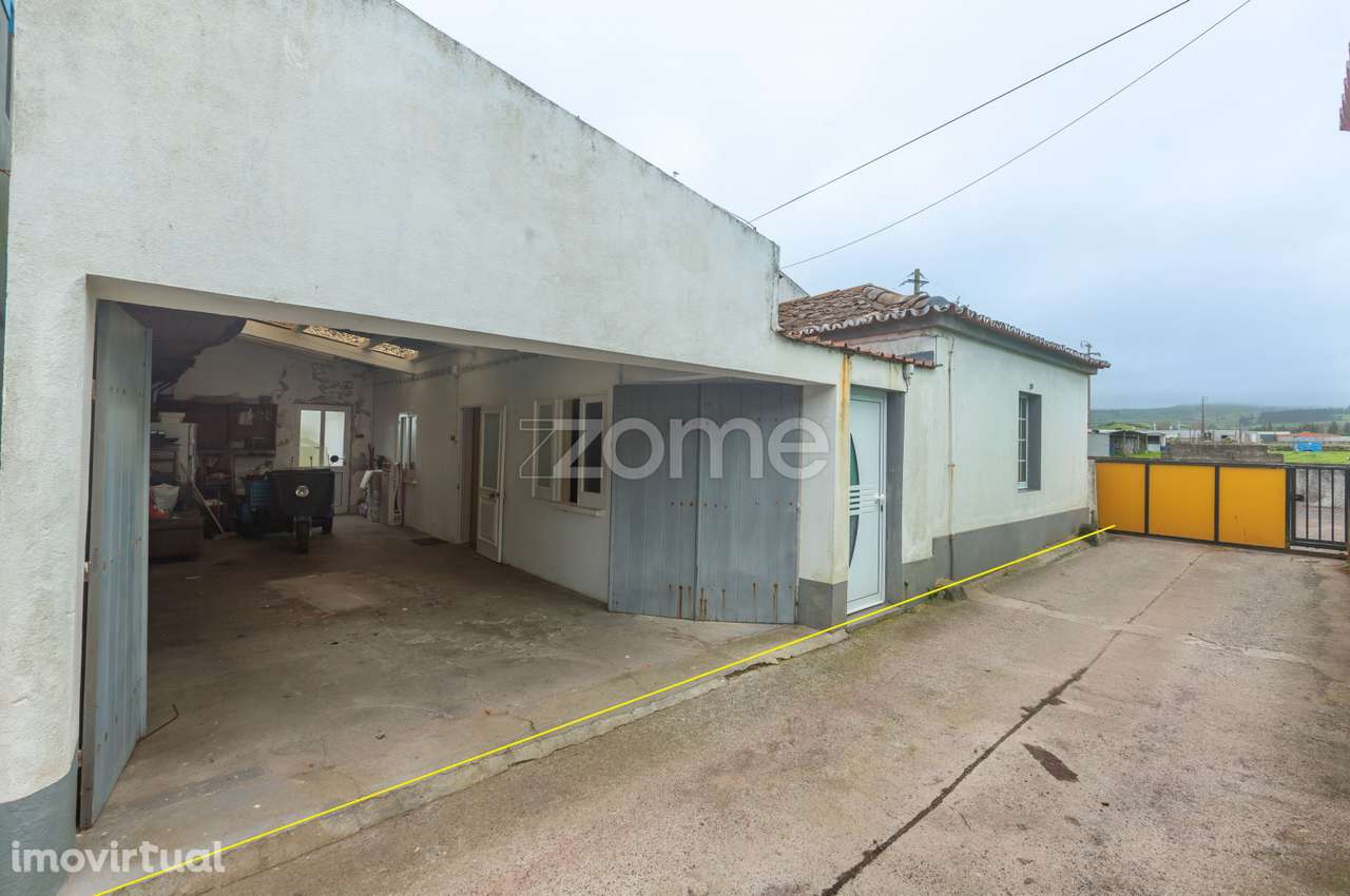 Moradia T4 com garagem, logradouro e anexo, na freguesia dos Arrifes - Grande imagem: 2/43