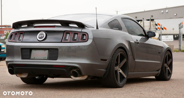 Ford Mustang 2010-2014 spoiler klapy styl California Special