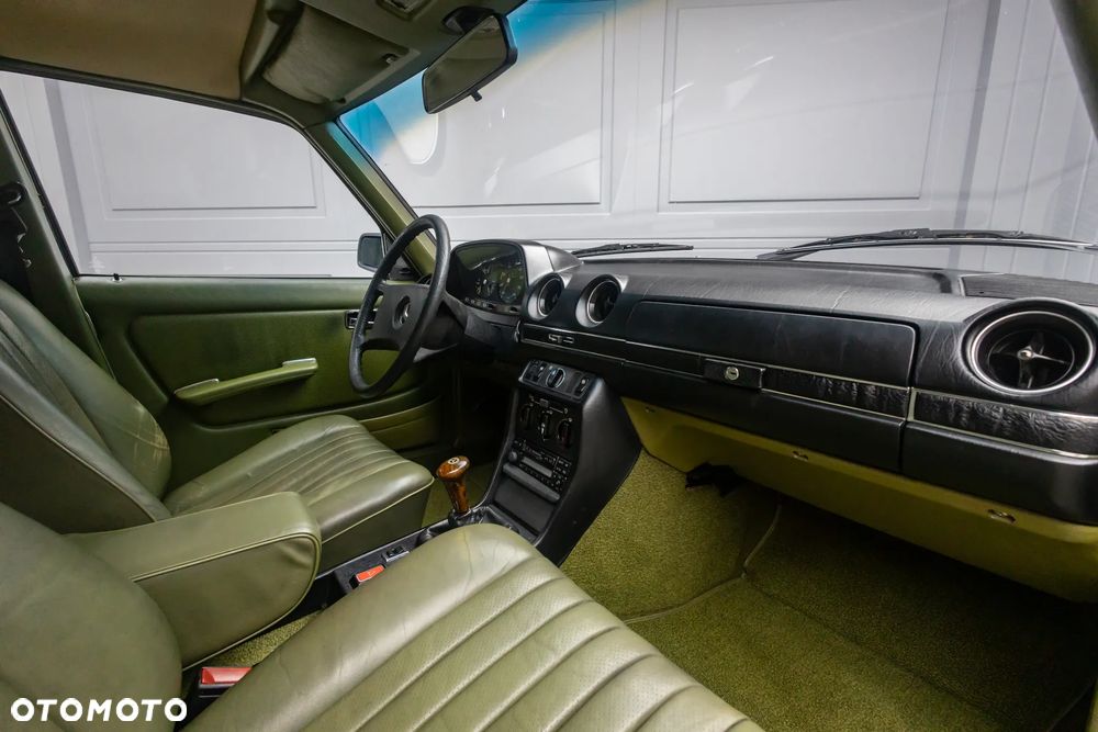 Mercedes-Benz W123 - 35