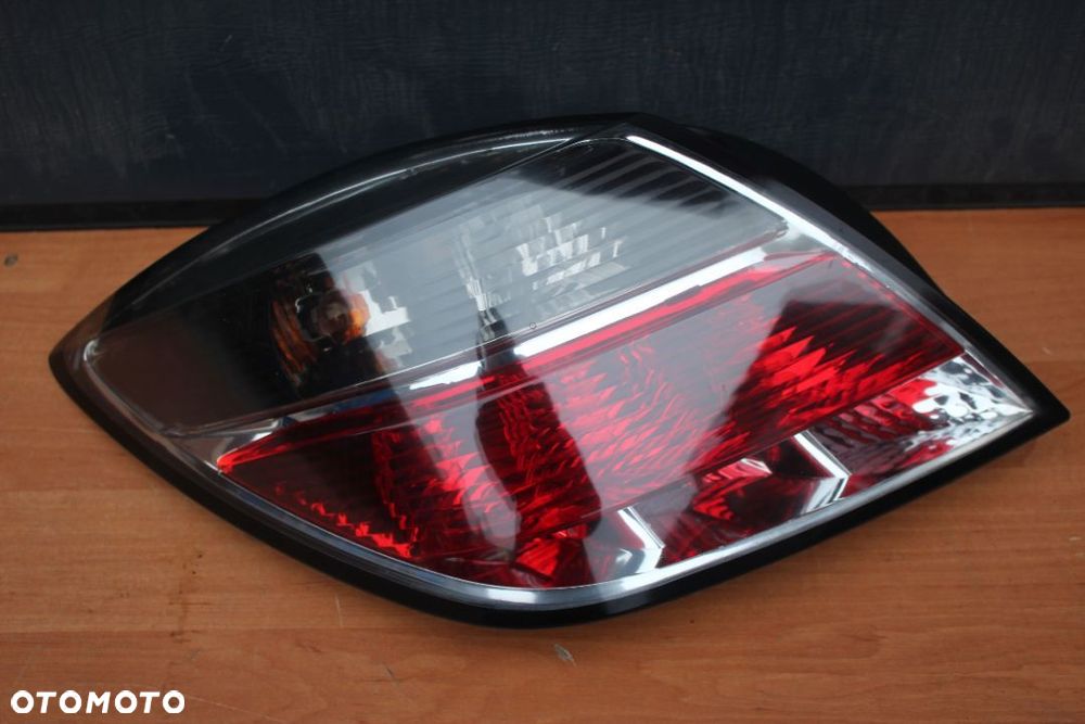 LAMPA LEWA TYLNA LEWY TYŁ OPEL ASTRA H GTC 3D - 2