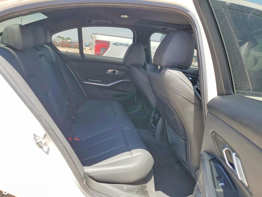 BMW Seria 3 330i M Sport - 11