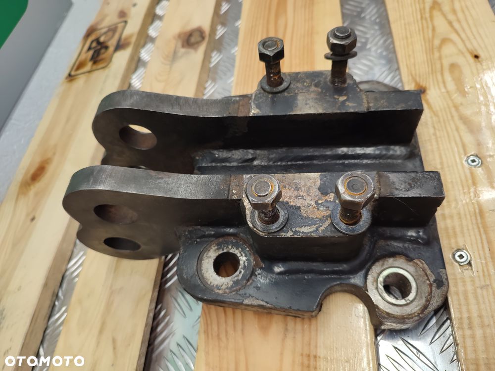 Uchwyt, Zaczep śruby centralnej DEUTZ-FAHR Agrotron - 3