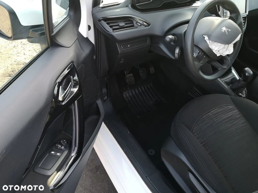 Peugeot 208 - 23