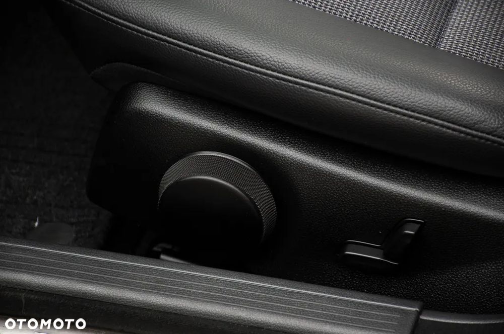 Mercedes-Benz Klasa C 180 CGI Automatik BlueEFFICIENCY Elegance - 39