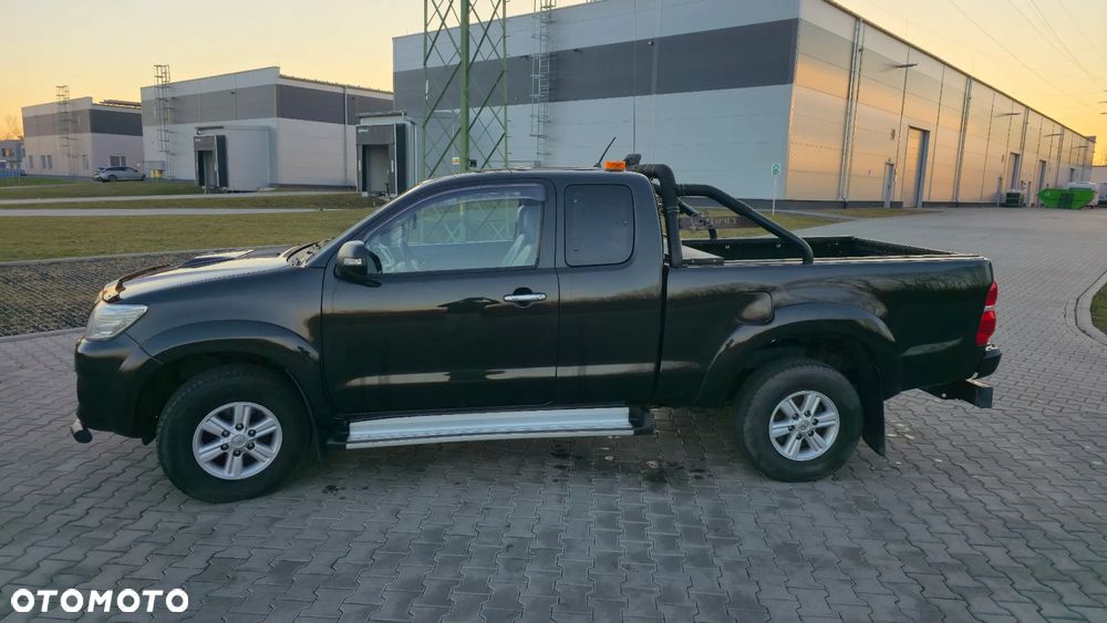 Toyota Hilux 2.5 D-4D SR - 3