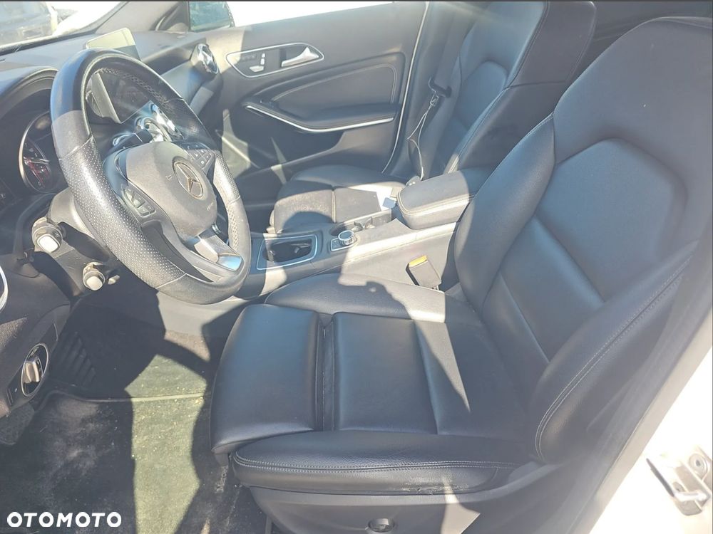 Mercedes-Benz GLA 250 4Matic 7G-DCT - 11