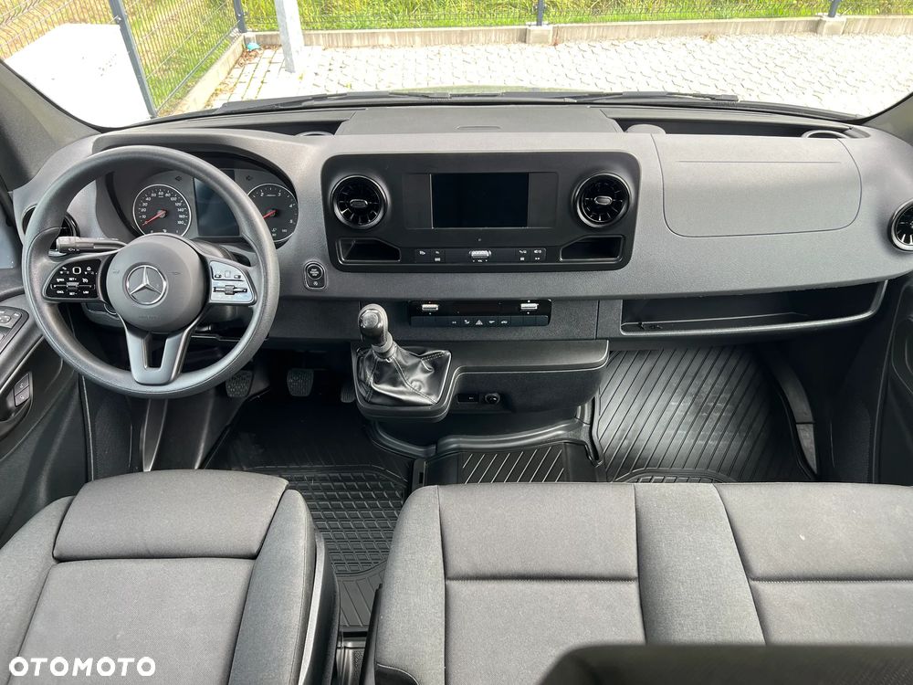 Mercedes-Benz Sprinter - 11