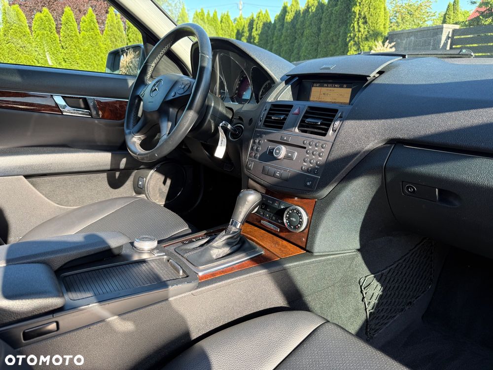Mercedes-Benz Klasa C 180 CGI Automatik BlueEFFICIENCY Elegance - 36