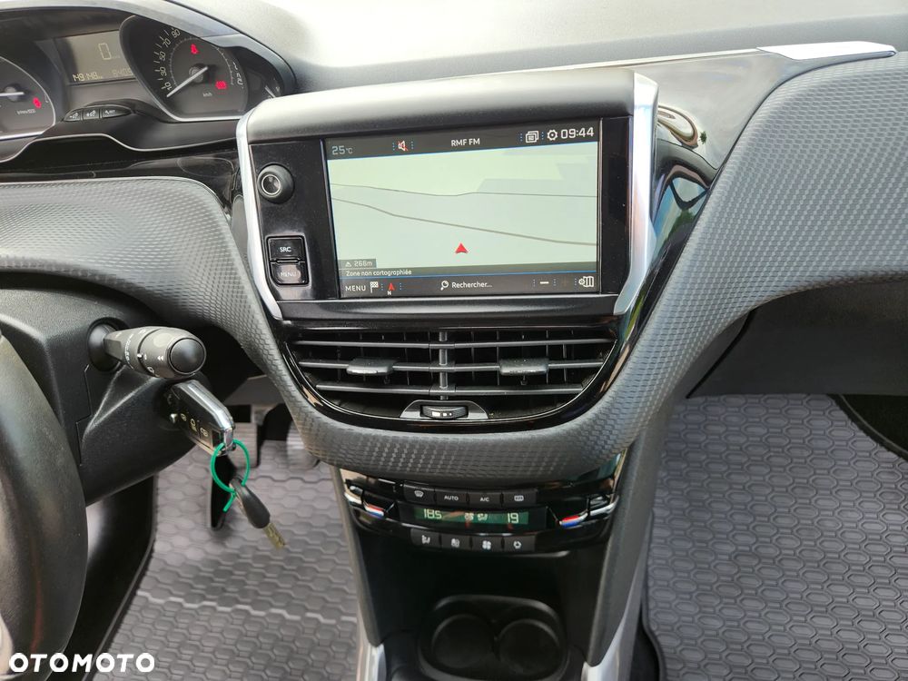Peugeot 2008 1.2 Pure Tech Signature - 7