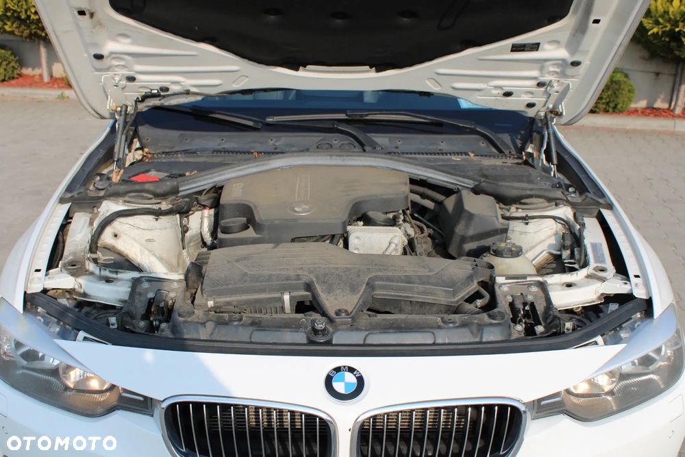 BMW Seria 3 328i xDrive Sport Line - 36