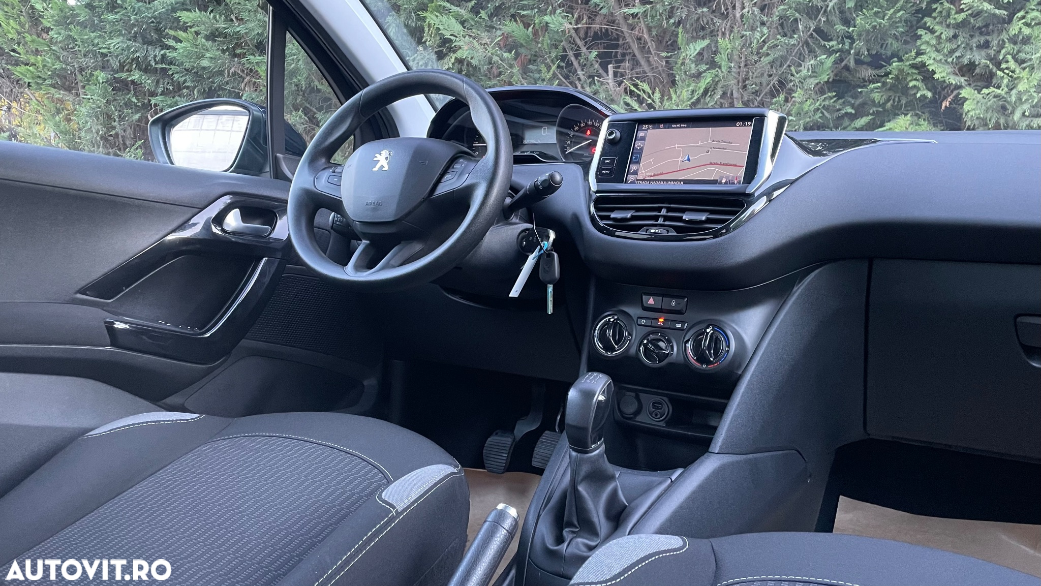 Peugeot 208 1.2 L PureTech STT Allure - 8