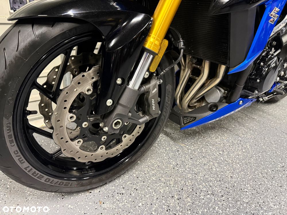 Suzuki GSX - 17