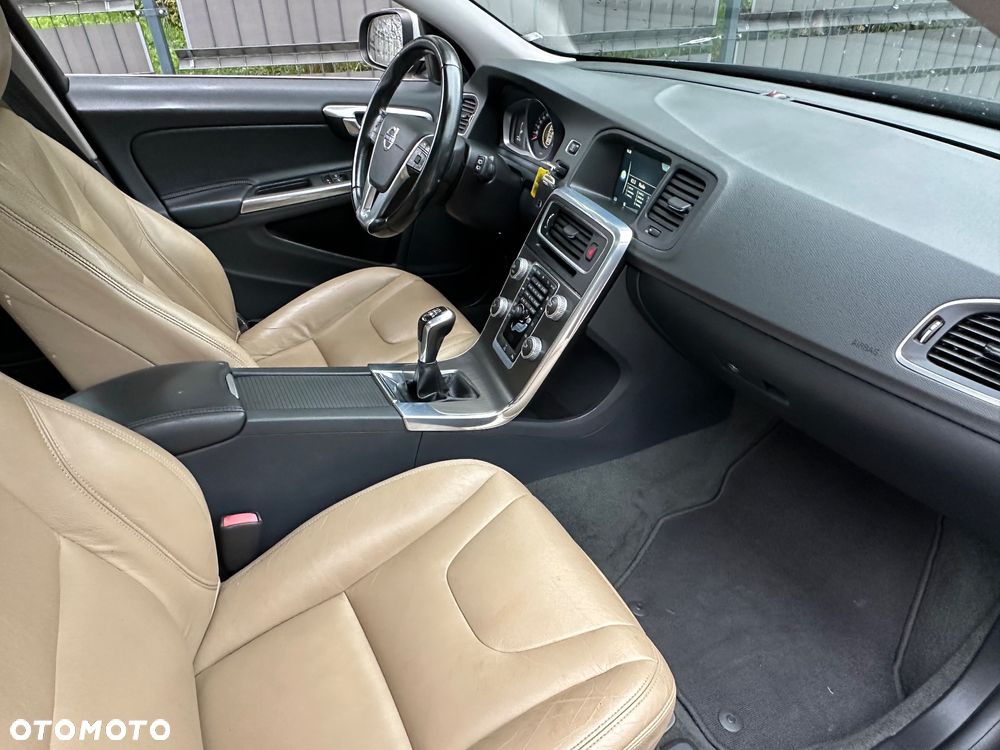 Volvo V60 D4 Momentum - 16