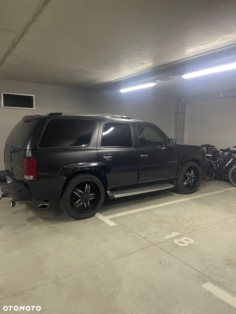 Cadillac Escalade - 1