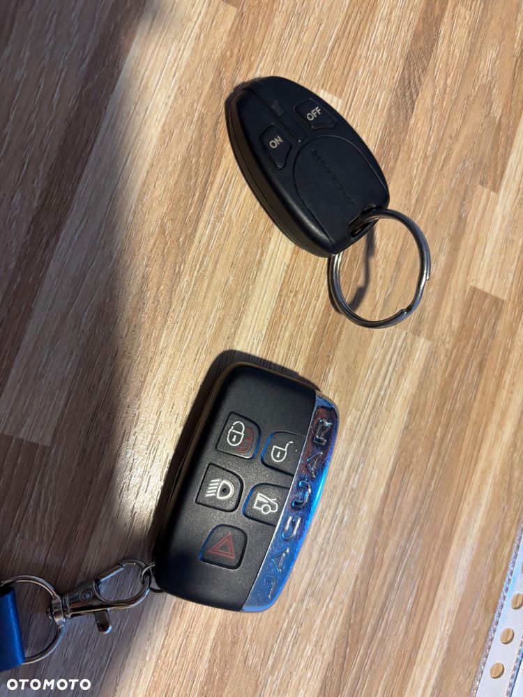 Jaguar XE 20d Portfolio - 28