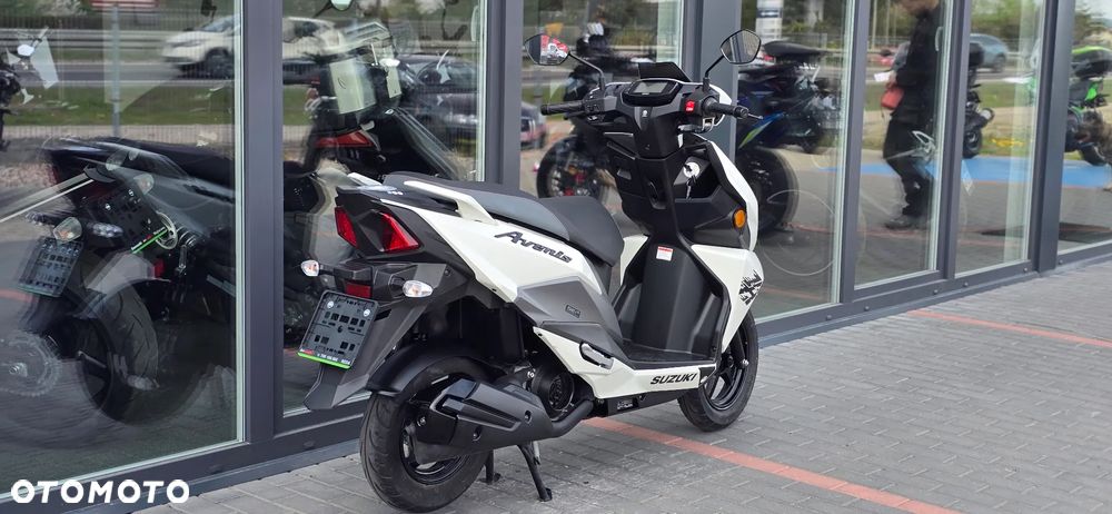 Suzuki Avenis - 5