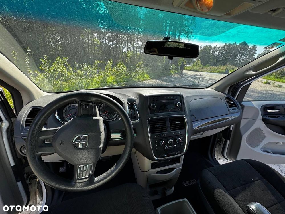 Dodge Caravan - 16