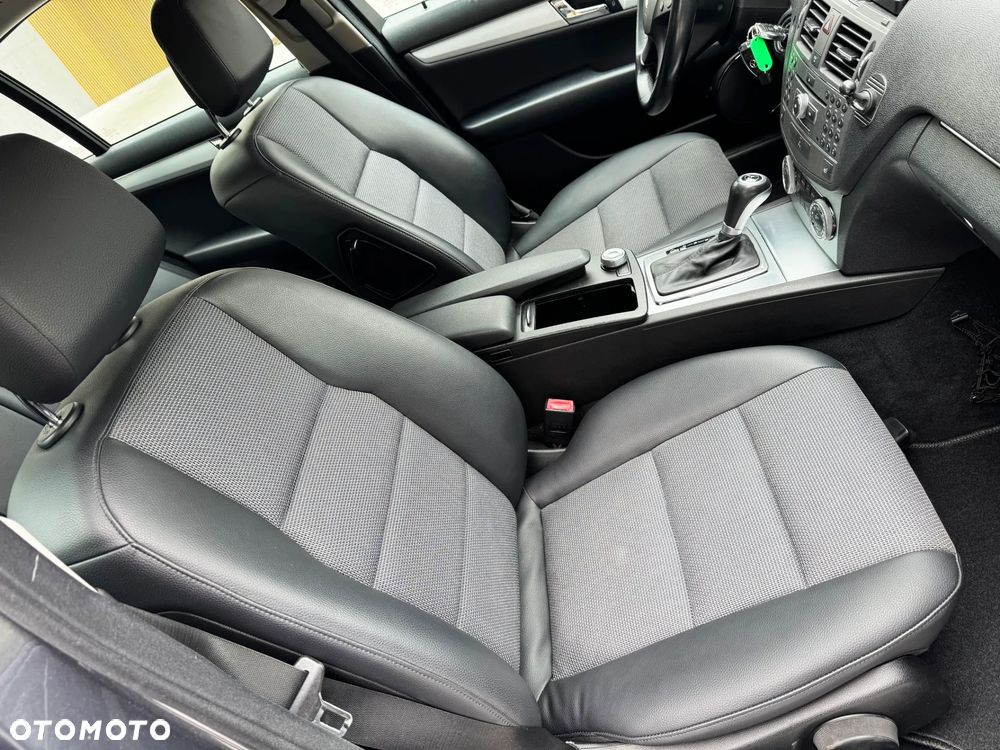 Mercedes-Benz Klasa C 250 CGI Automatik BlueEFFICIENCY Avantgarde - 37