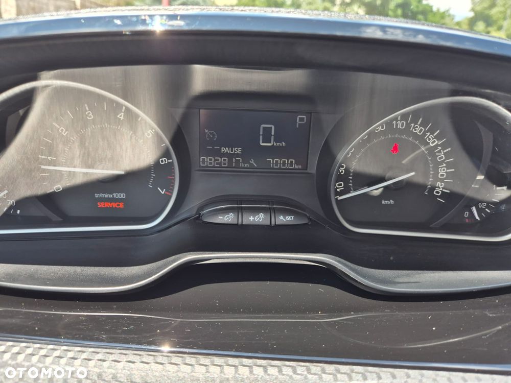 Peugeot 2008 1.2 Pure Tech GPF Allure S&S EAT6 - 24