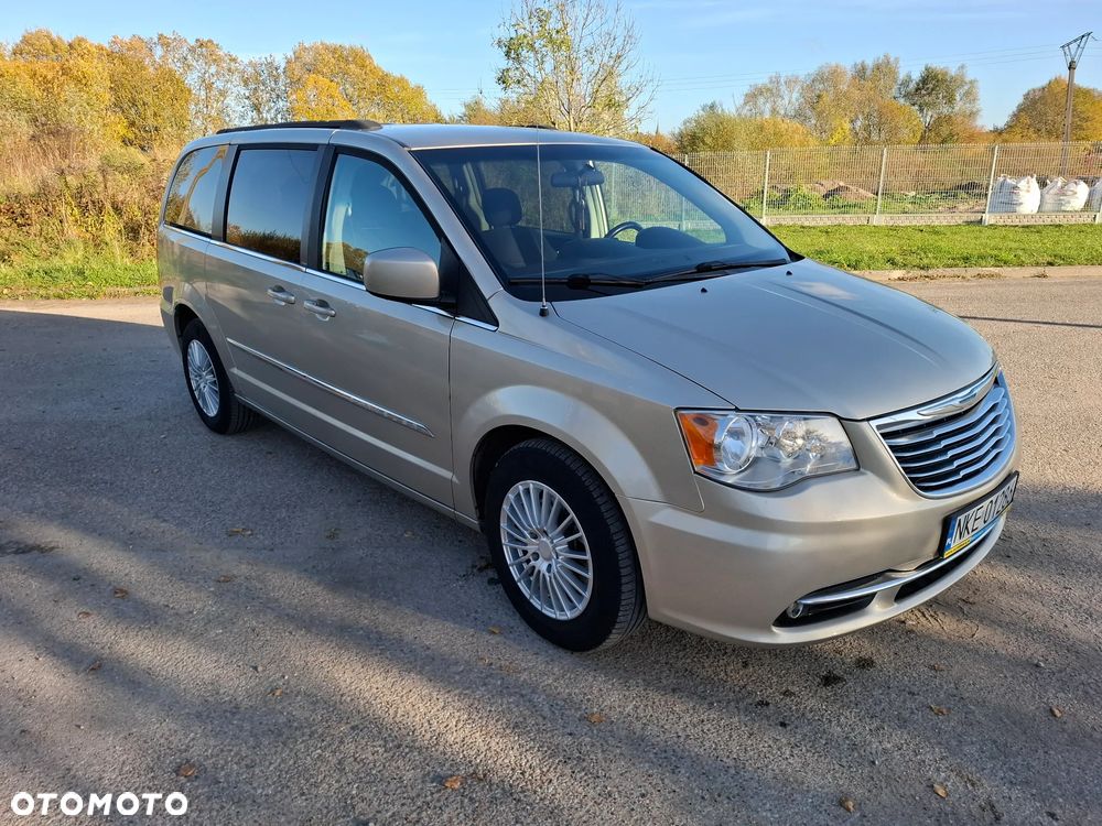 Chrysler Town & Country 2013 photo 2