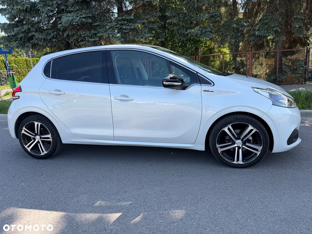 Peugeot 208 - 8