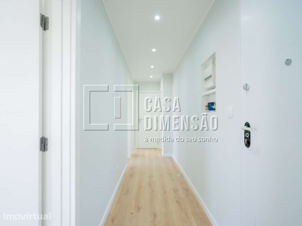 Apartamento de tipologia T2, totalmente remodelado, com varandas, n... - Grande imagem: 3/32