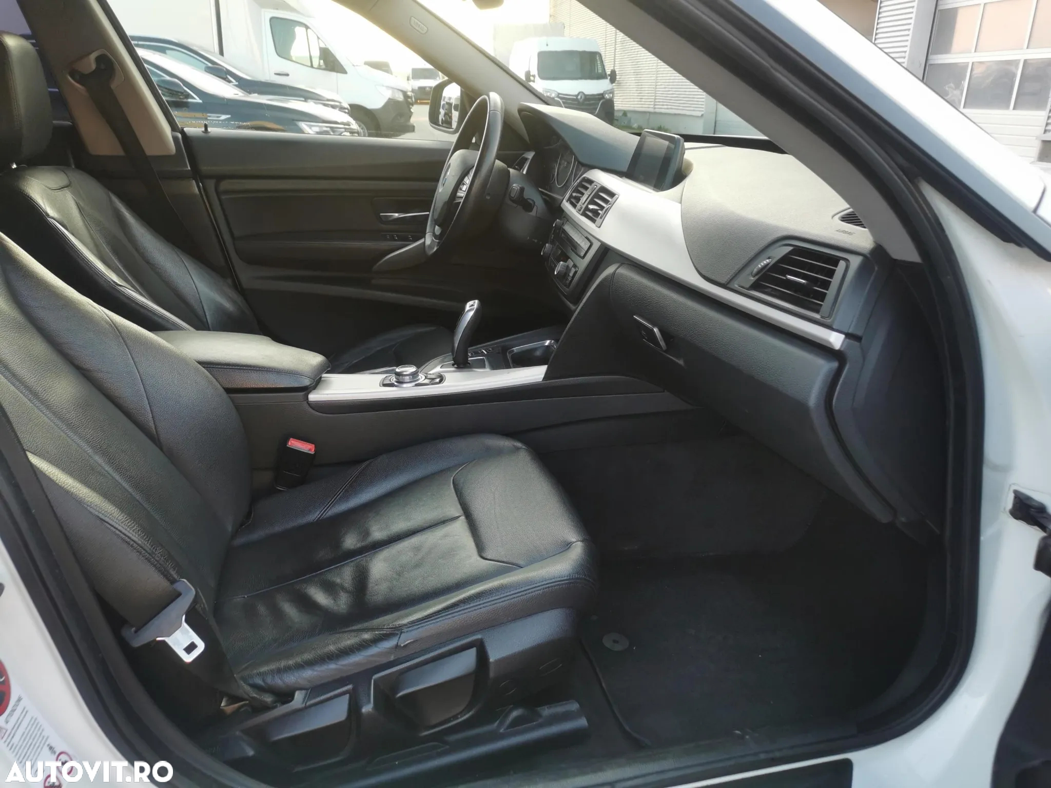 BMW Seria 3 318d Aut. - 13