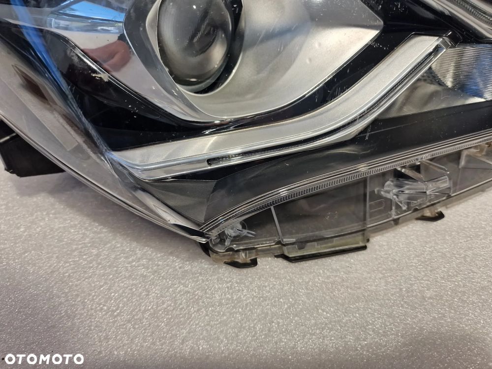 TOYOTA YARIS 3 III LIFT PRAWA LAMPA PRZEDNIA PRZÓD , SOCZEWKA , NR AUKCJI LPP91 - 9