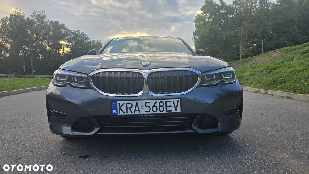 BMW Seria 3 330i Sport Line - 2