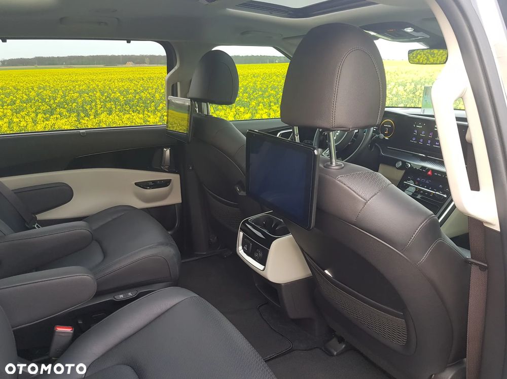 Kia Carnival - 12