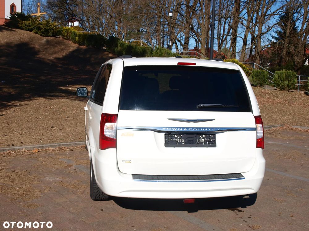Chrysler Town & Country - 6