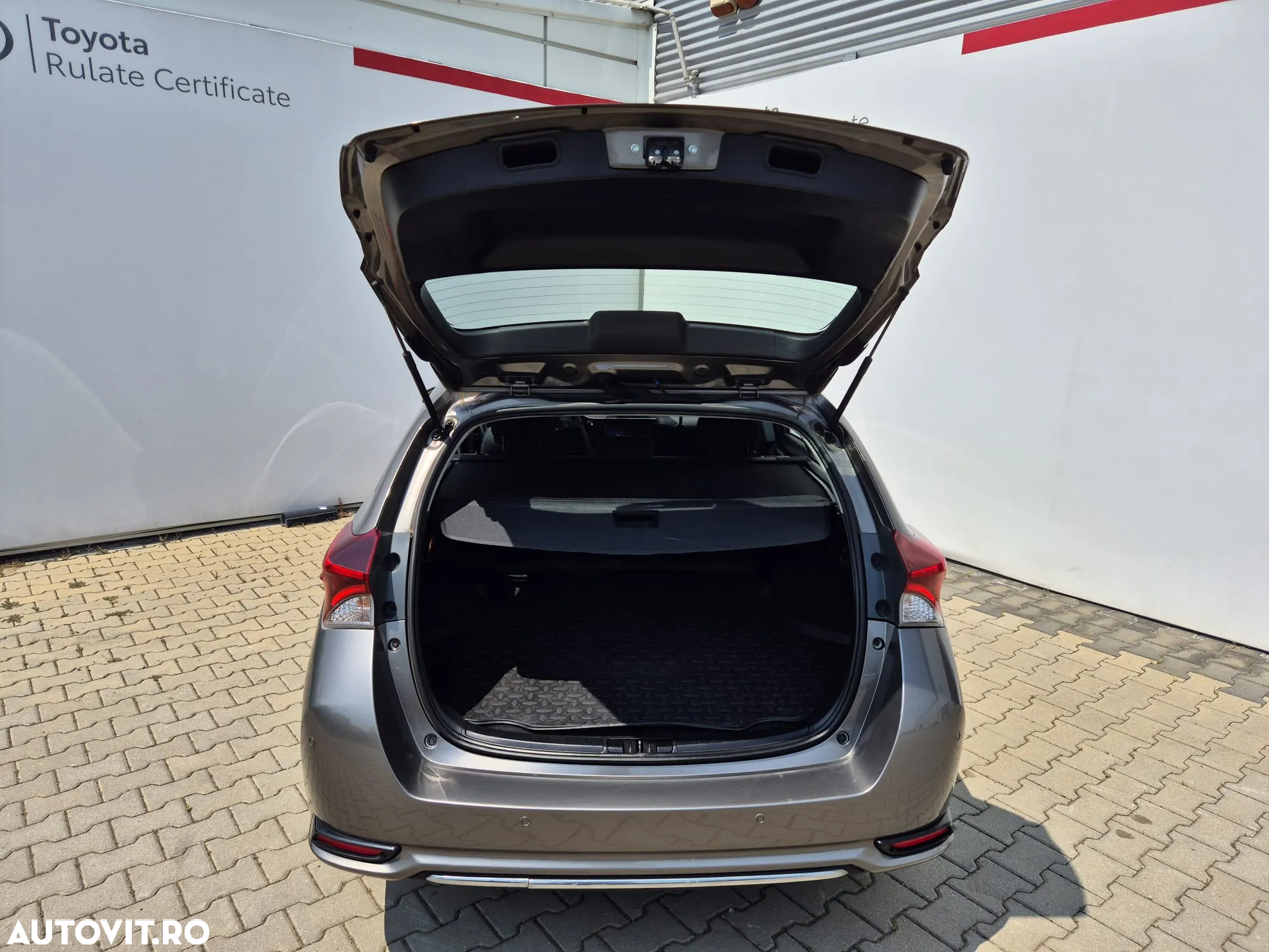 Toyota Auris 1.8 L VVT-i HSD Sol - 13