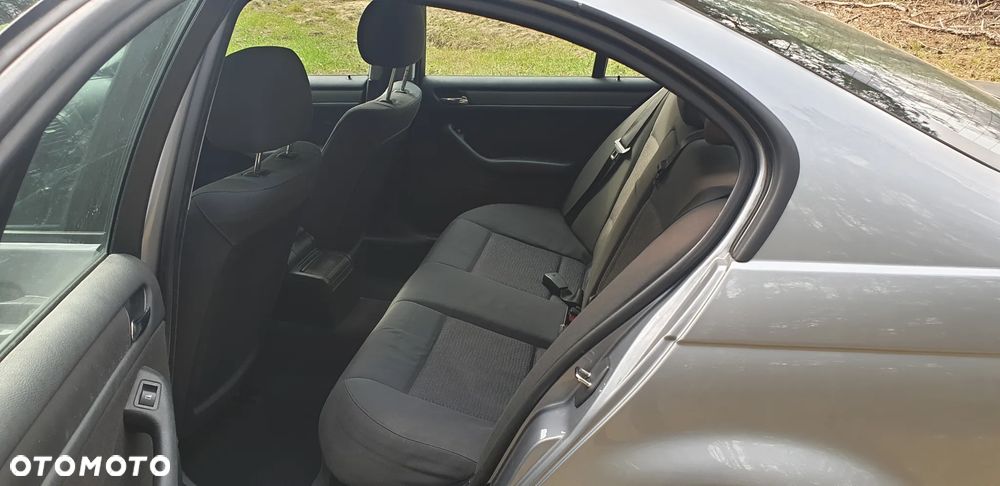 BMW Seria 3 318i - 11