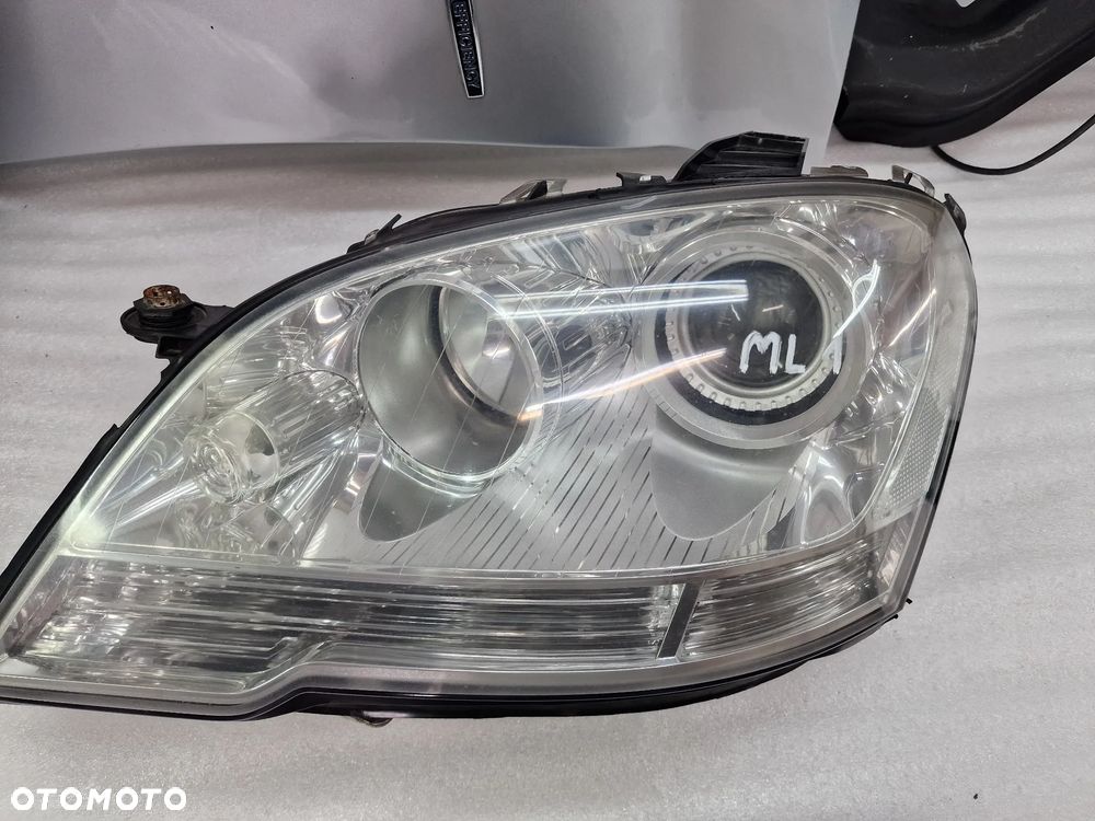 MERCEDES ML W164 LIFT 08-11 LAMPA KOMPLETNA LEWA BI-XENON SKRĘTNY  NR A1648205861 / OKULAR LEWY / BŁOTNIK LEWY SREBRNY KOD LAKIERU , KOLORU PRAWDOPODOBNIE 775 / ZAWIAS MASKI PRAWY NR A2518800428 , LEWY NR A2518800328 / DOLNA BELKA / STREFA ZGNIOTU LEWA , PRAWA / PODSZYBIE NR A1648800228 / ZBIORNICZEK SPRYSKIWACZY POD SPRYSKI NR A1648690520 , NR AUKCJI ML - 2