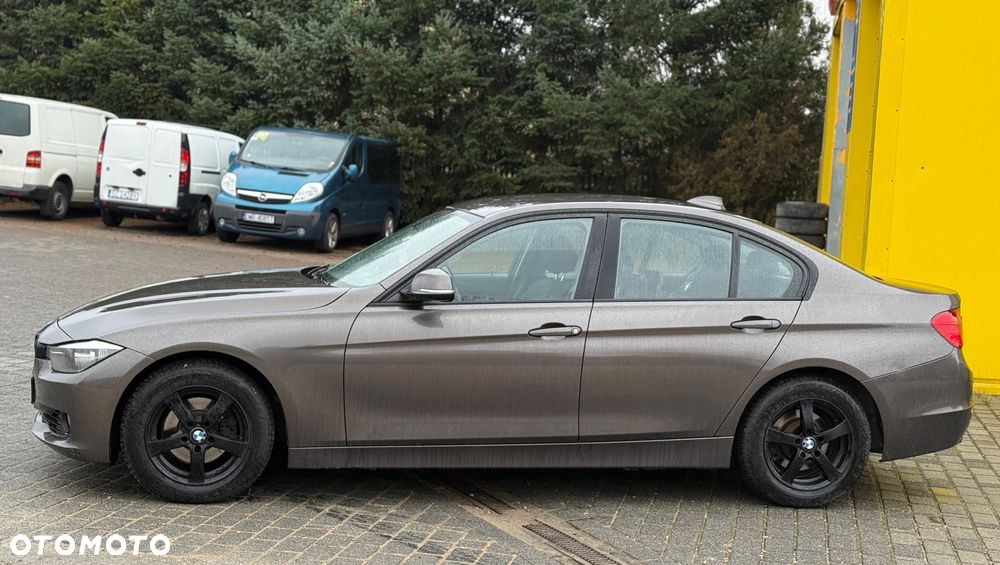 BMW Seria 3 320i xDrive - 9