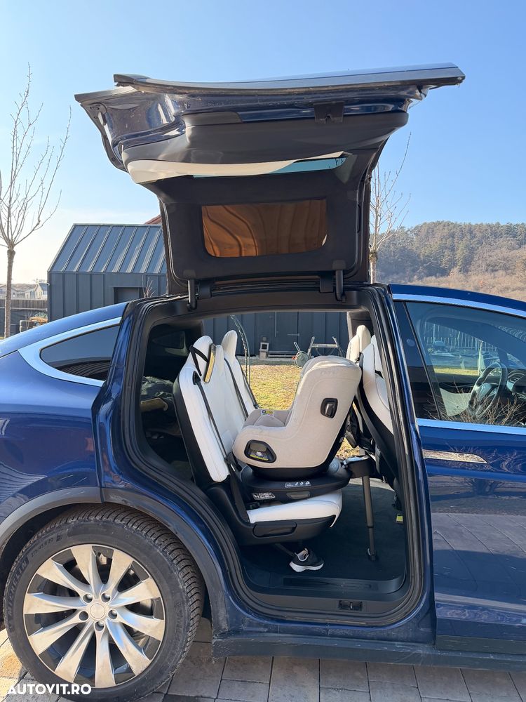 Tesla Model X - 9
