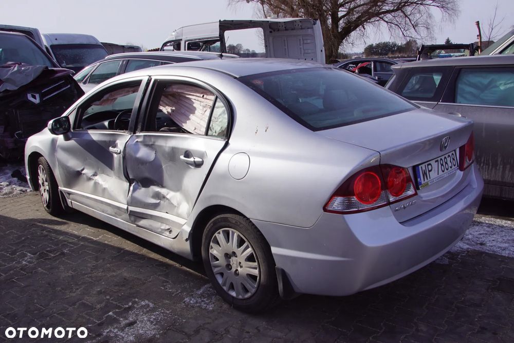 Auto na części - Honda Civic VIII 1.8 i-VTEC 140 KM R18A2 NH700M 2006R Silnik Skrzynia Drzwi Maska Błotnik Klapa Zderzak Lampa Lusterko Klamka Szyba Deska Kokpit Sterownik Moduł Czujnik Licznik Wyświetlacz Panel Kierownica - 3