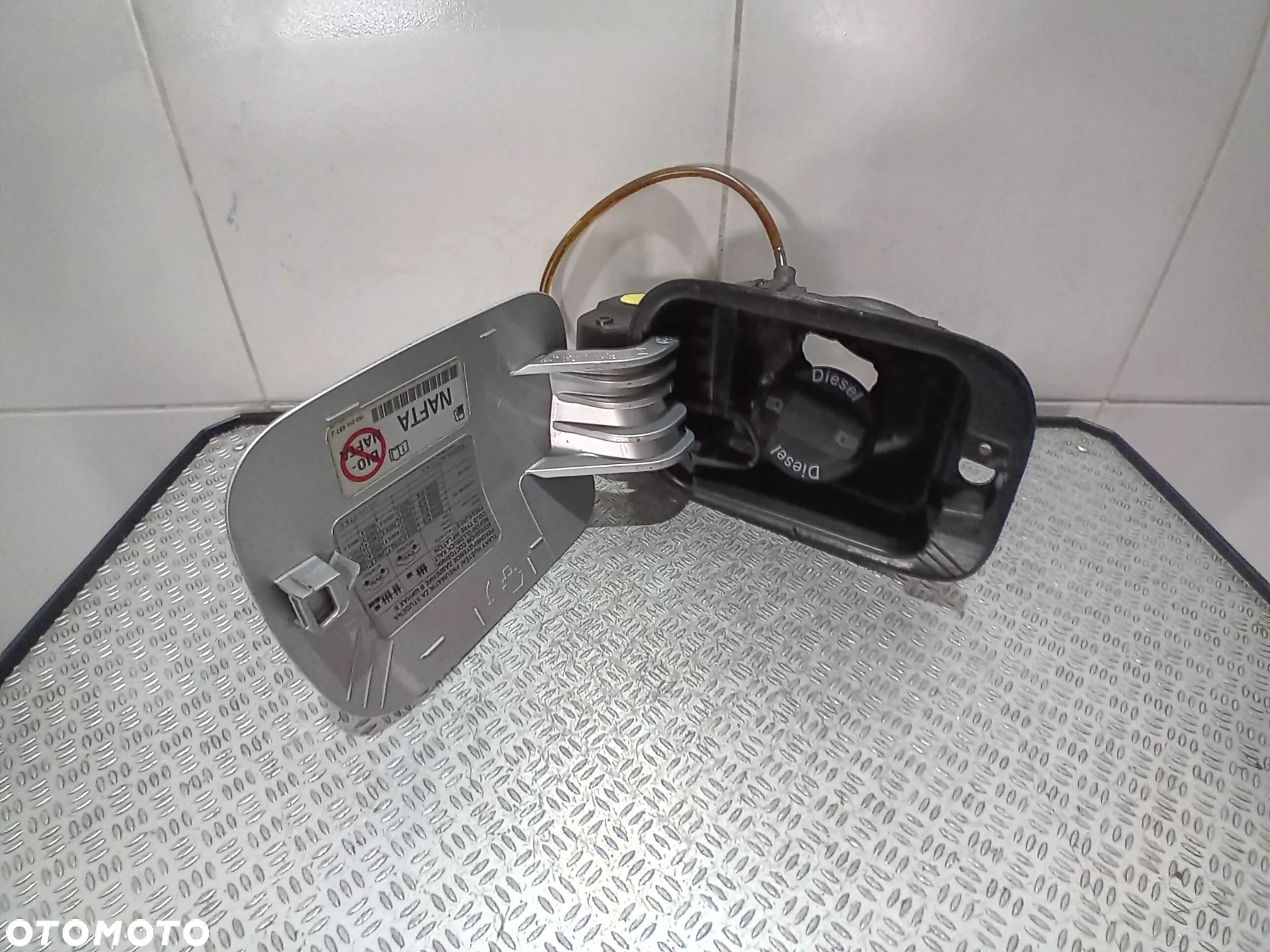 klapki wlewu paliwa Skoda Superb II HB 2010 srebrna 3T5809857B - 2