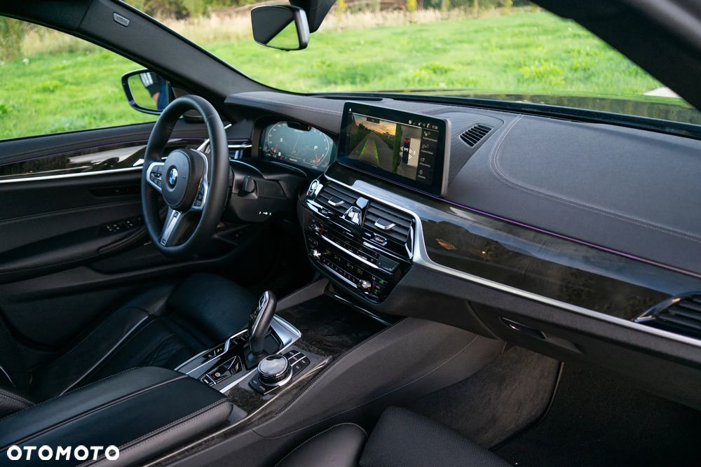 BMW Seria 5 M550i xDrive sport - 19