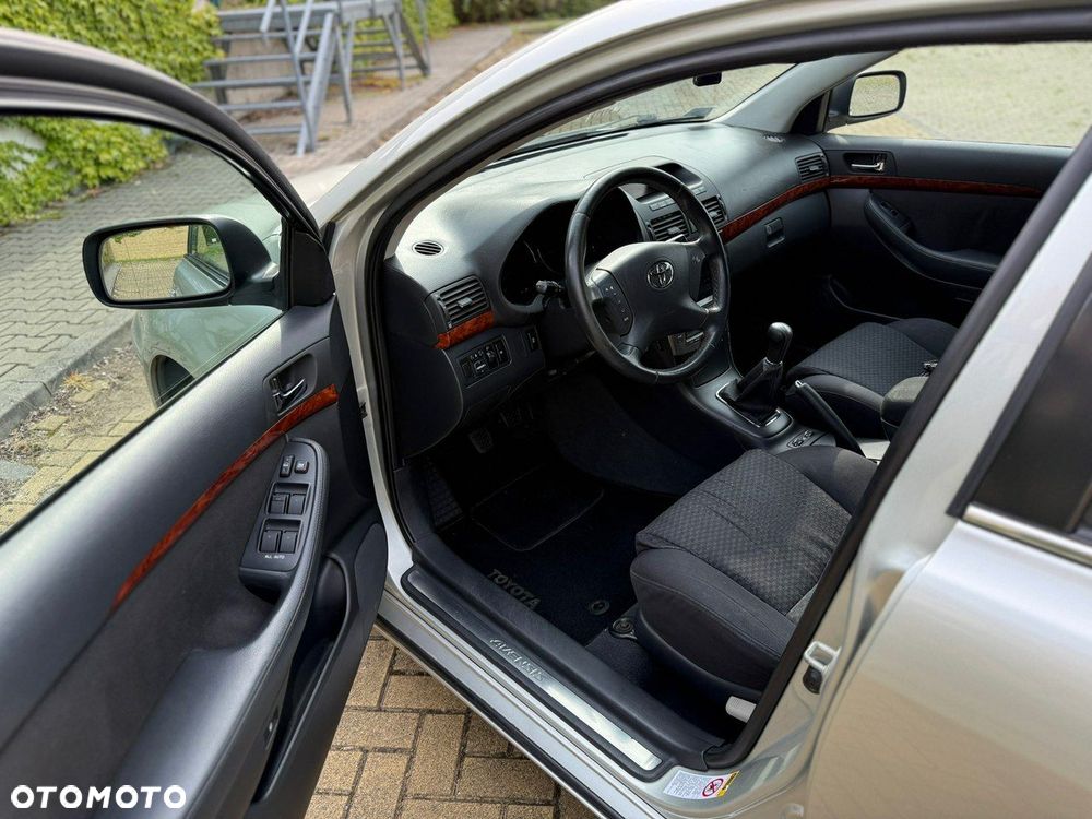 Toyota Avensis 2.0 VVT-i Combi Executive - 5