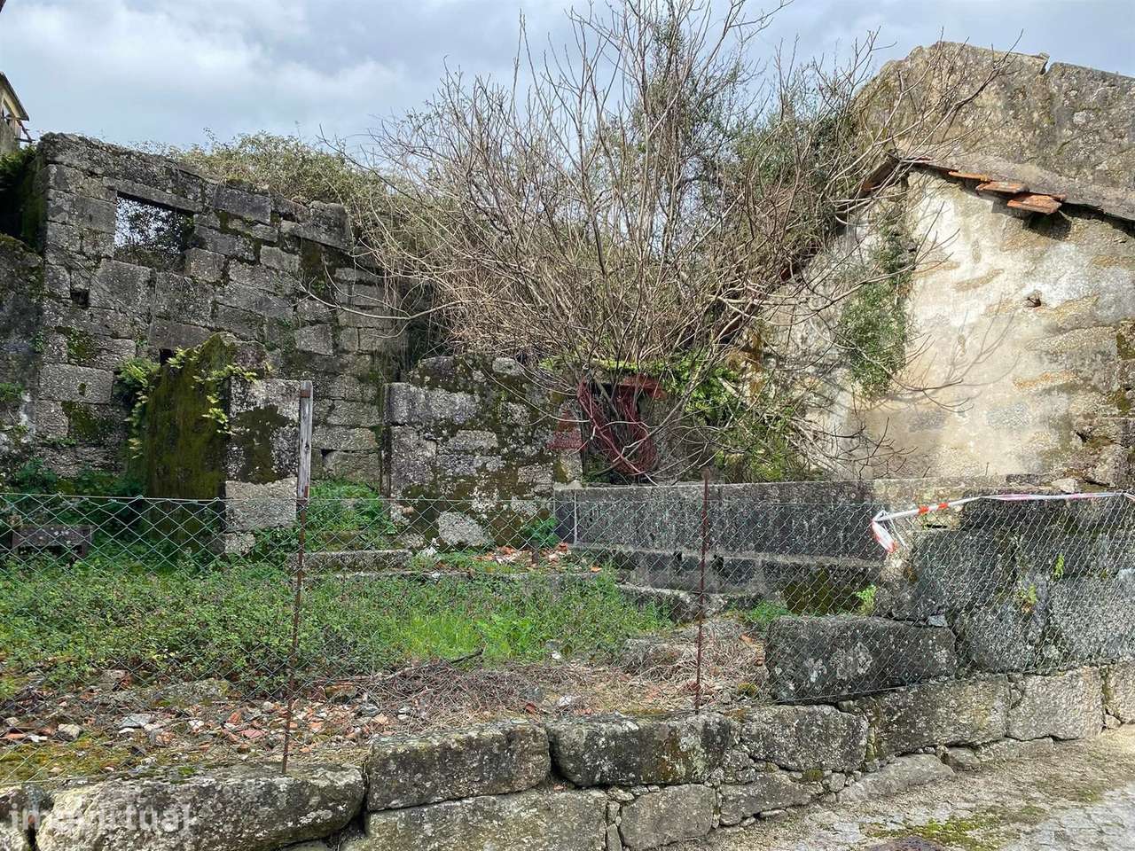 Quinta para restauro com 4.300m2 em Sousela, Lousada - Grande imagem: 3/8