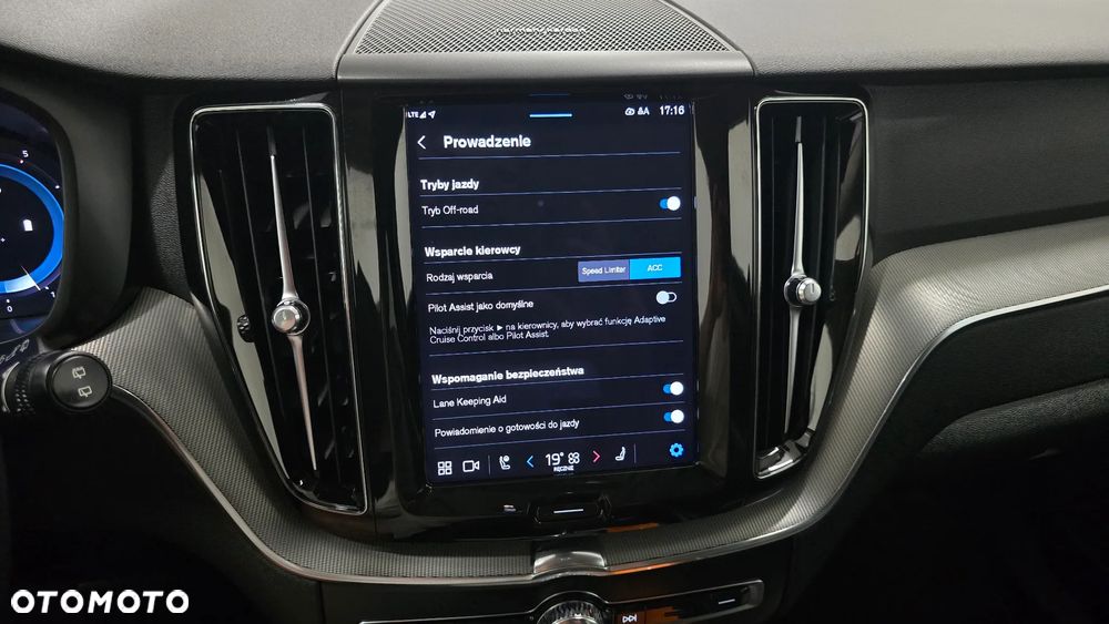 Volvo XC 60 B4 D AWD Plus Dark - 32