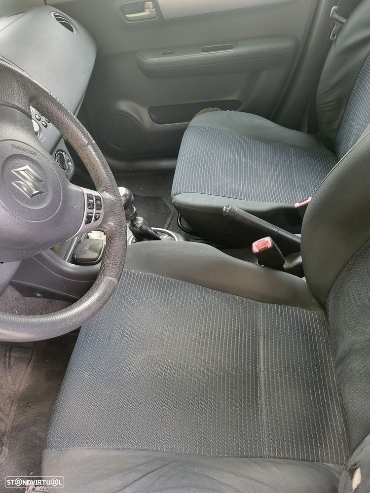 Suzuki Swift 1.3 16V GA - 4