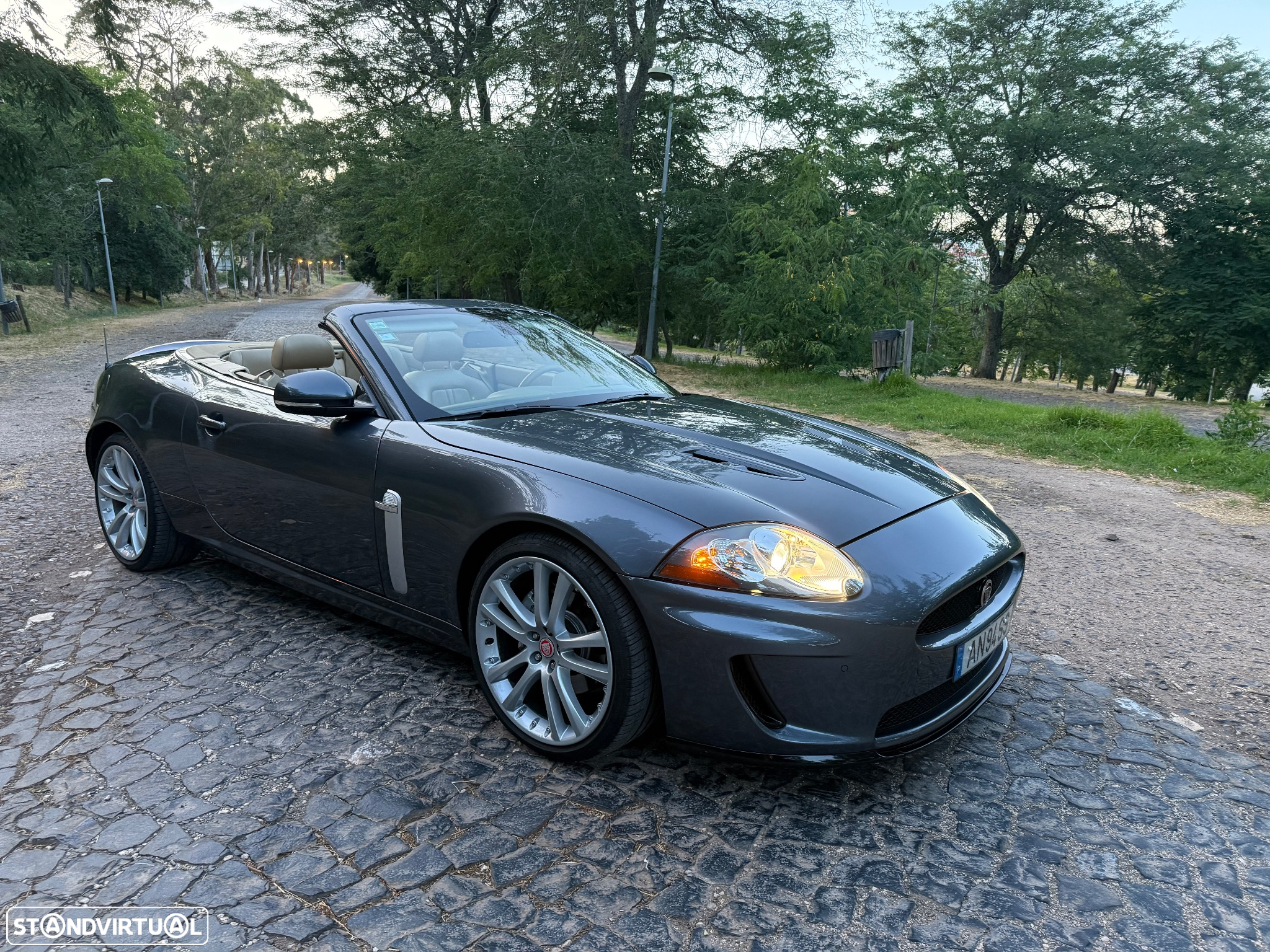 Jaguar XK 4.2 V8 Convertible - 32