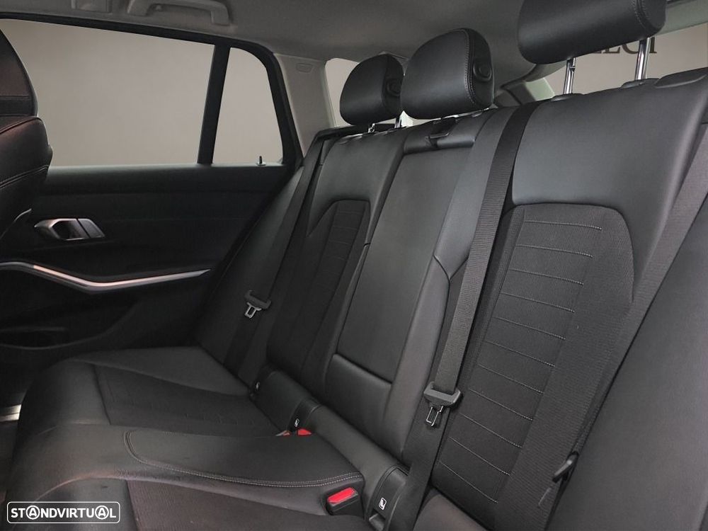 BMW 318 d Line Sport Auto — fotografia 15