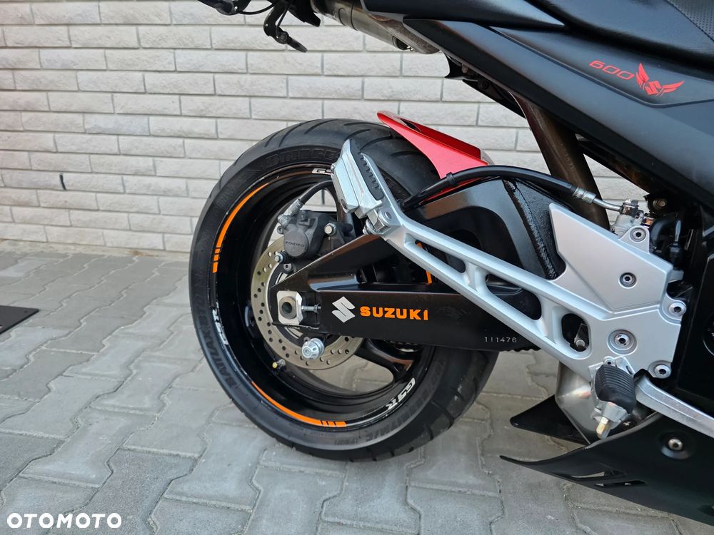 Suzuki GSR - 14