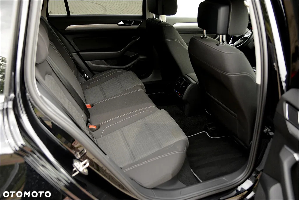 Volkswagen Passat Variant 2.0 TDI SCR DSG Comfortline - 23