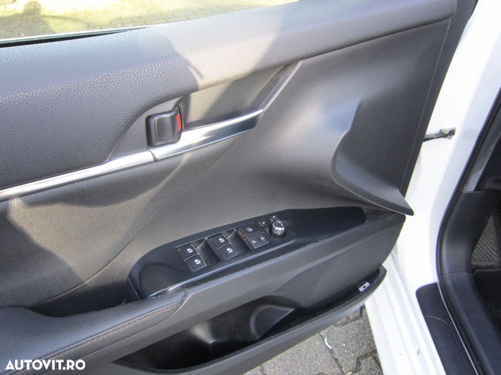 Toyota Camry Executive - 12